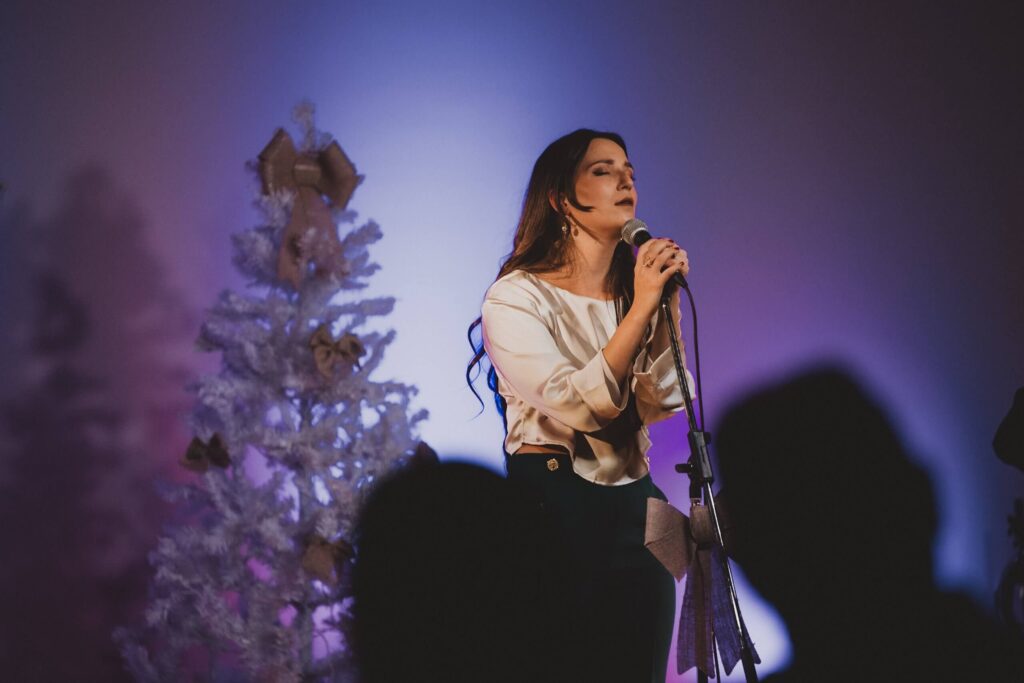 Céleste Lévis chante devant un sapin argenté