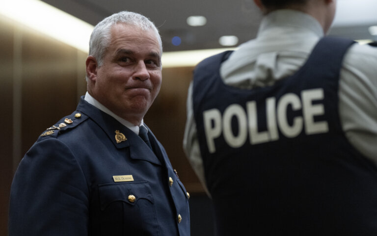 Le commissaire de la GRC Mike Duheme admet que la police fédérale est parfois incapable de respecter l'exigence linguistique de ses postes.