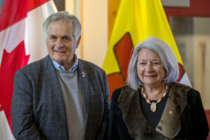 La gouverneure générale Mary Simon pose pour une photo aux côtés de son mari Whit Fraser à l'Assemblée législative territoriale du Nunavut à Iqaluit, le lundi 1er avril 2024. LA PRESSE CANADIENNE/Dustin Patar