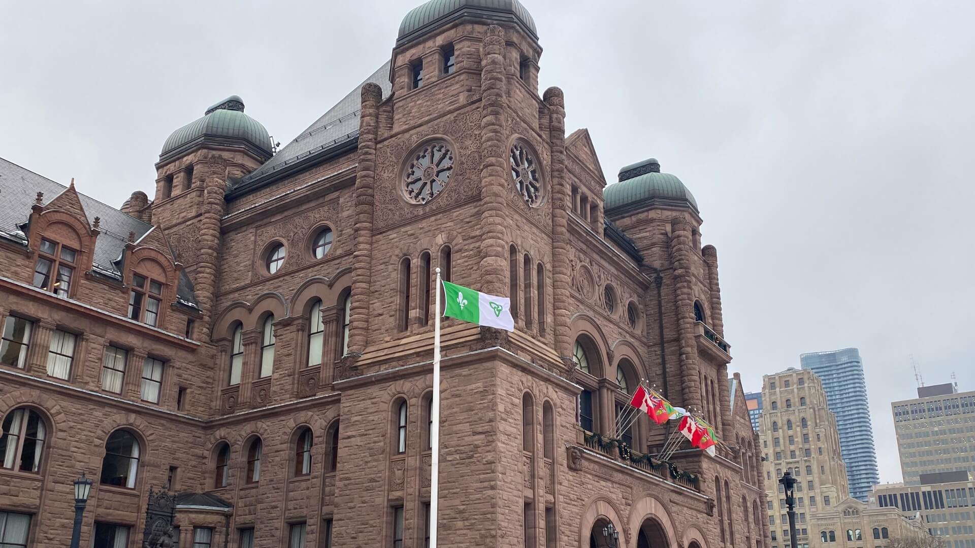 Le drapeau franco-ontarien hissé de façon permanente sur un mât de Queen’s Park