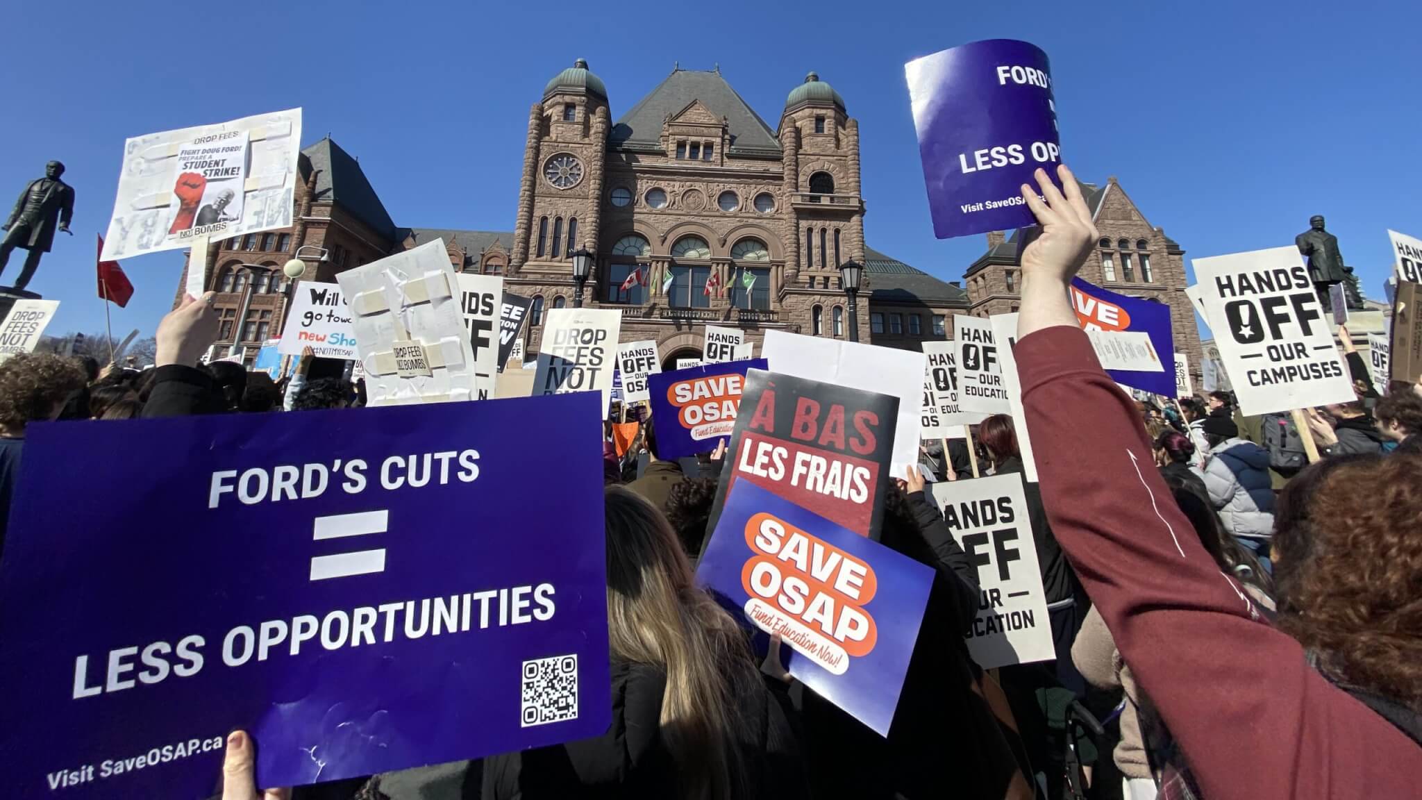 Frais de scolarité&nbsp;: les étudiants de l&rsquo;Ontario en colère