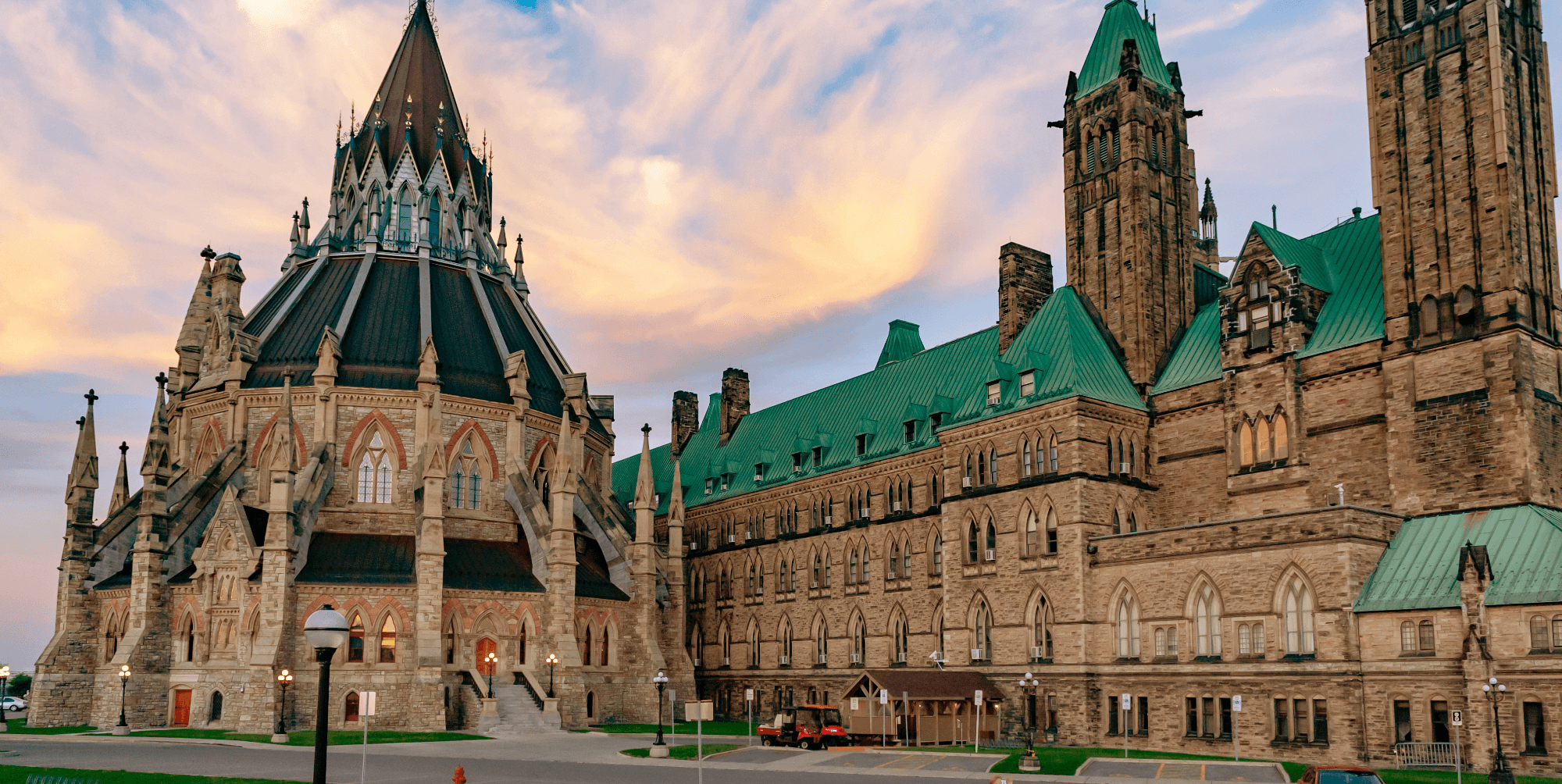 La façade extérieure de la Bibliothèque du Parlement (à gauche) Source : Canva