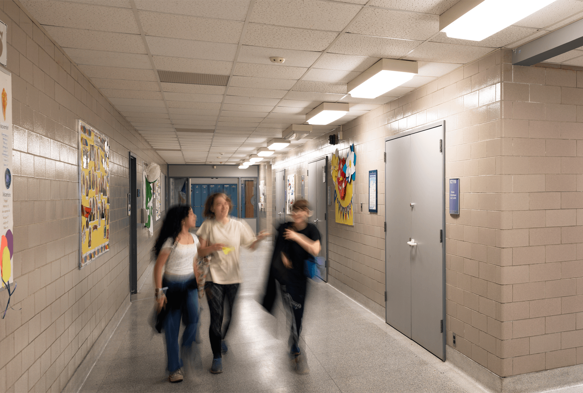 Corridor du Consortium Centre Jules-Léger reliant les salles de classe.