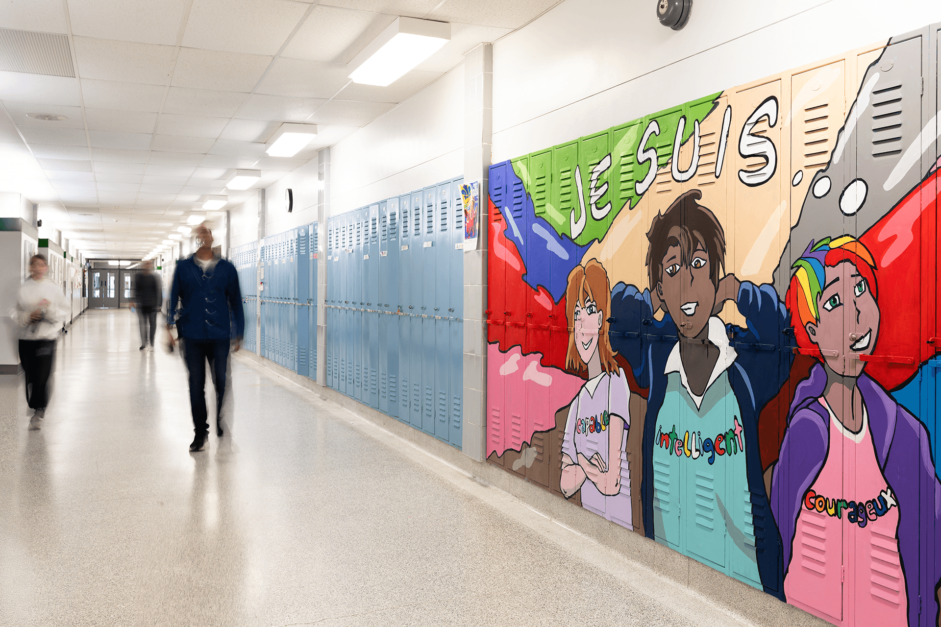 Corridor de l’école avec casiers alignés dans le Consortium Centre Jules-Léger.