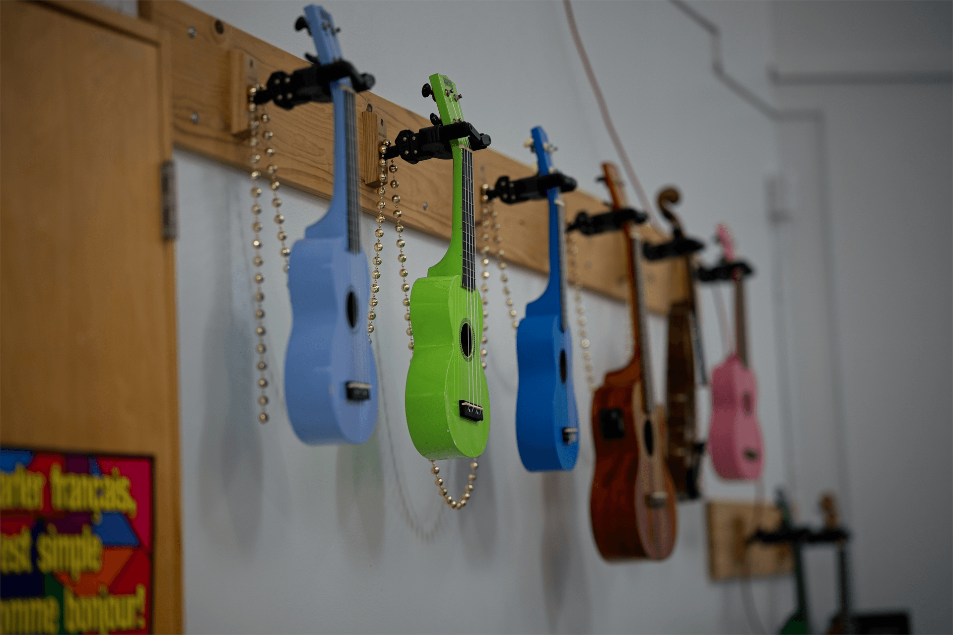 Instruments de musique de type ukulélé.
