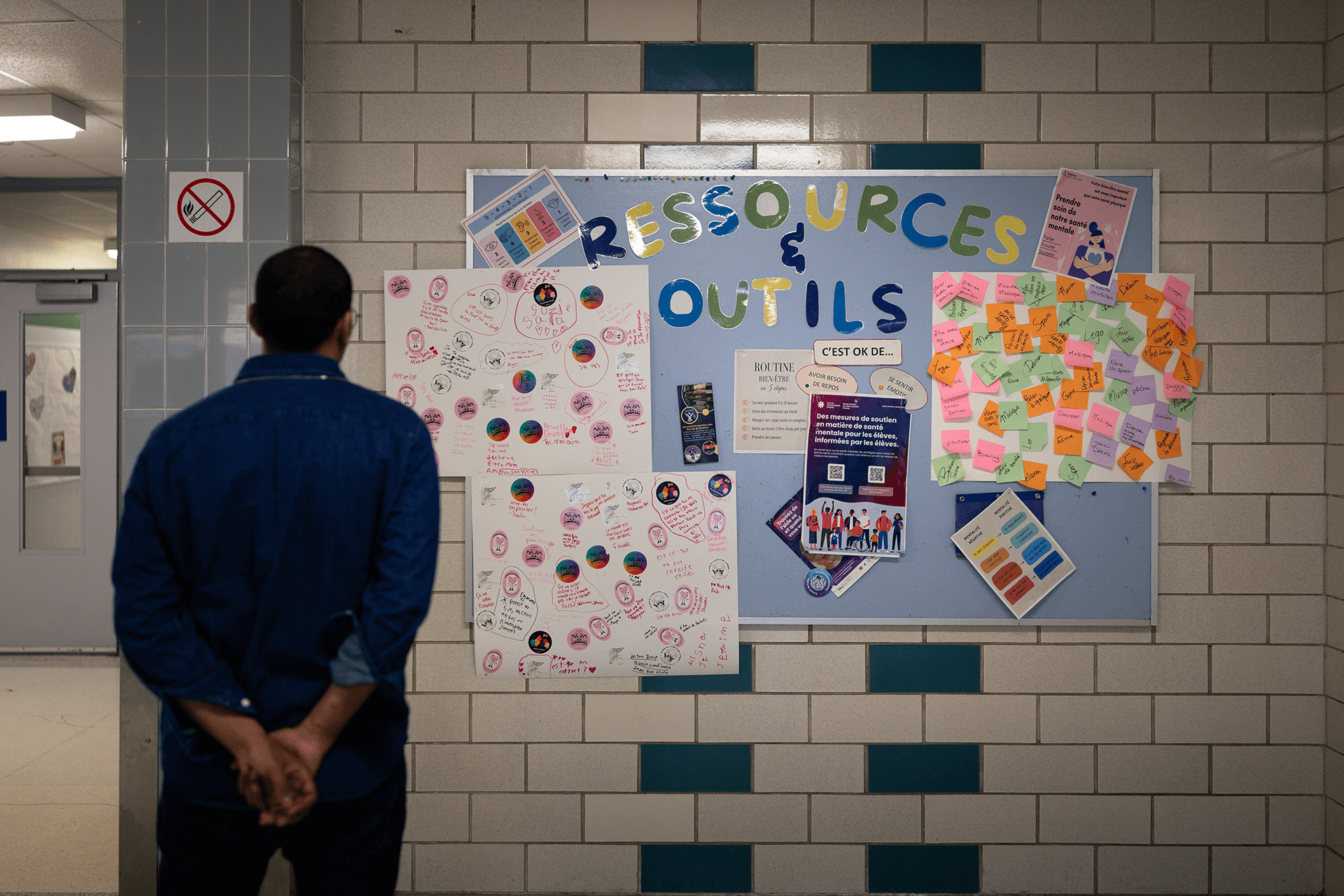 Panneau d’affichage du Consortium Centre Jules-Léger utilisé pour afficher des documents et annonces.