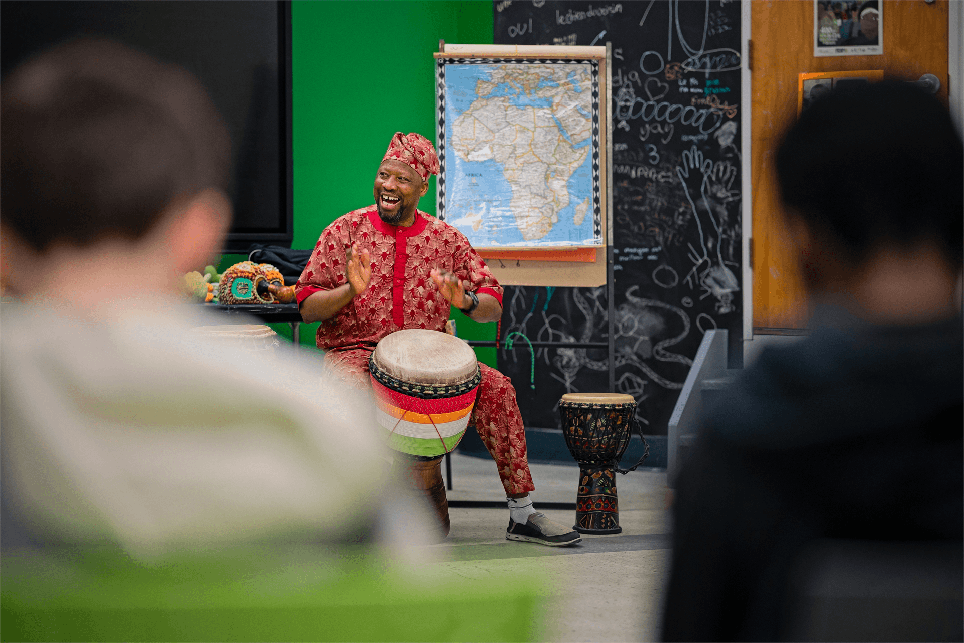 Atelier de musique dans une salle de classe du Consortium Centre Jules-Léger.