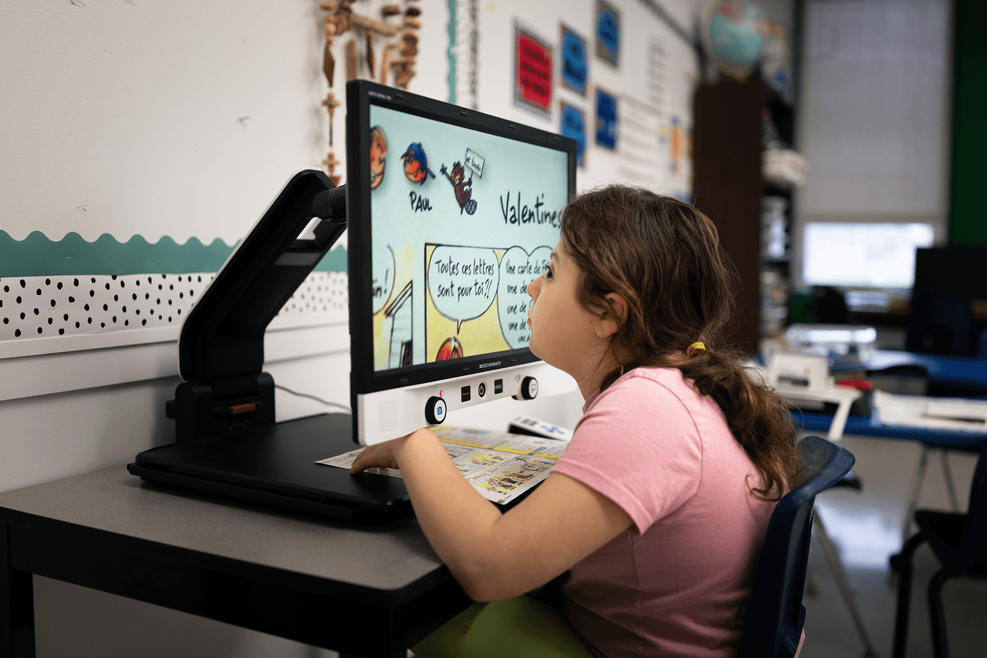 Élève travaillant sur un ordinateur avec technologie d’assistance à l’école.